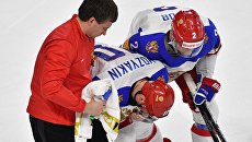 Игрок сборной России Сергей Мозякин (в центре) и игрок сборной России Артём Зуб в матче группового этапа чемпионата мира по хоккею 2017 между сборными командами Германии и России Игрок сборной России Сергей Мозякин (в центре) и игрок сборной России Артём Зуб в матче группового этапа чемпионата мира по хоккею 2017 между сборными командами Германии и России
