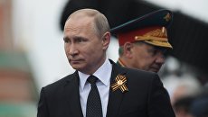 Президент РФ В.Путин и премьер-министр РФ Д.Медведев на военном параде в честь 72-й годовщины Победы в ВОВ Президент РФ В.Путин и премьер-министр РФ Д.Медведев на военном параде в честь 72-й годовщины Победы в ВОВ