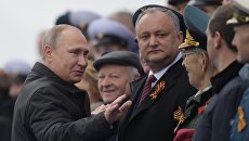 Президент РФ В.Путин и премьер-министр РФ Д.Медведев на военном параде в честь 72-й годовщины Победы в ВОВ Президент РФ В.Путин и премьер-министр РФ Д.Медведев на военном параде в честь 72-й годовщины Победы в ВОВ