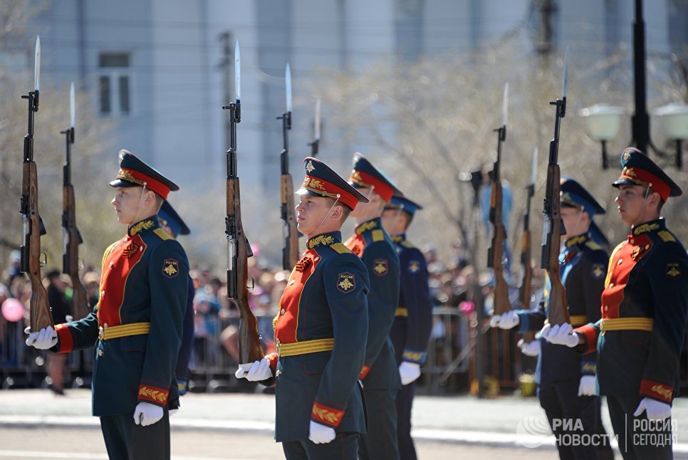 Военнослужащие во время военного парада в Чите, посвящённого 72-й годовщине Победы в Великой Отечественной войне 1941-1945 годов Военнослужащие во время военного парада в Чите, посвящённого 72-й годовщине Победы в Великой Отечественной войне 1941-1945 годов