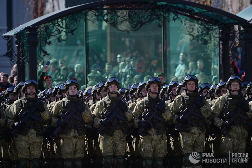 Военнослужащие во время военного парада, посвященного 72-й годовщине Победы в Великой Отечественной войне 1941-1945 годов, в Екатеринбурге Военнослужащие во время военного парада, посвященного 72-й годовщине Победы в Великой Отечественной войне 1941-1945 годов, в Екатеринбурге