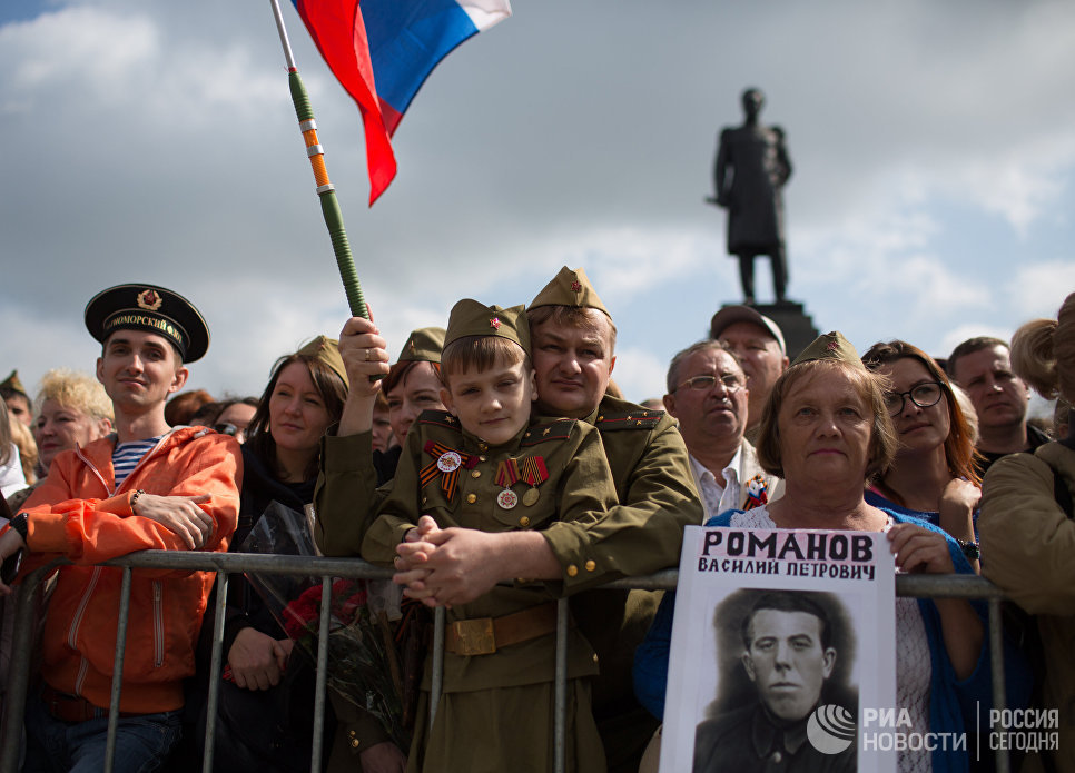 Жители Севастополя во время военного парада в Севастополе, посвященном 72-й годовщине Победы в Великой Отечественной войне и 73-й годовщине освобождения города от немецко-фашистских захватчиков Жители Севастополя во время военного парада в Севастополе, посвященном 72-й годовщине Победы в Великой Отечественной войне и 73-й годовщине освобождения города от немецко-фашистских захватчиков