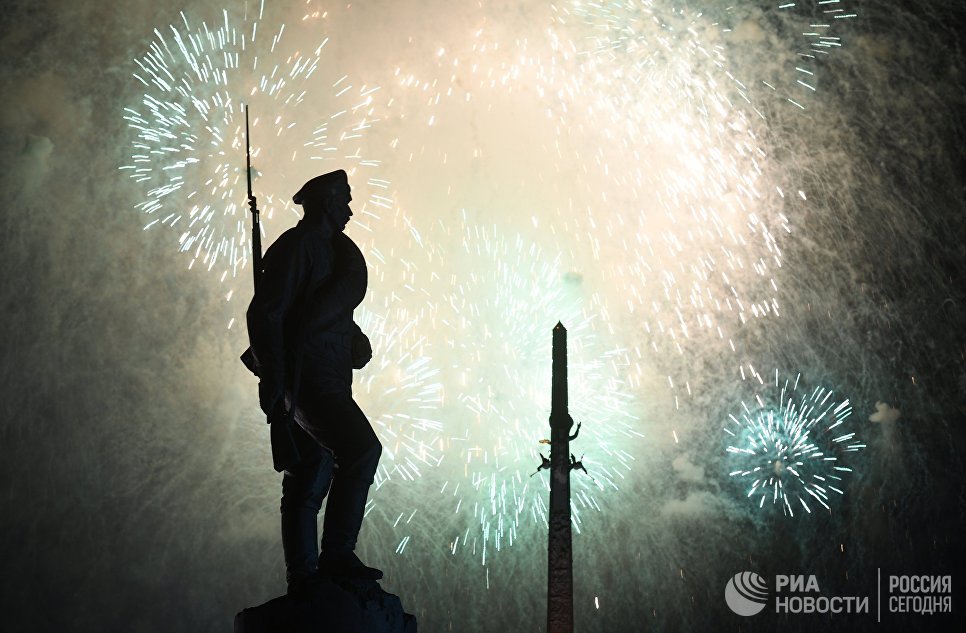 Праздничный салют в честь Дня Победы на Поклонной горе в Москве Праздничный салют в честь Дня Победы на Поклонной горе в Москве