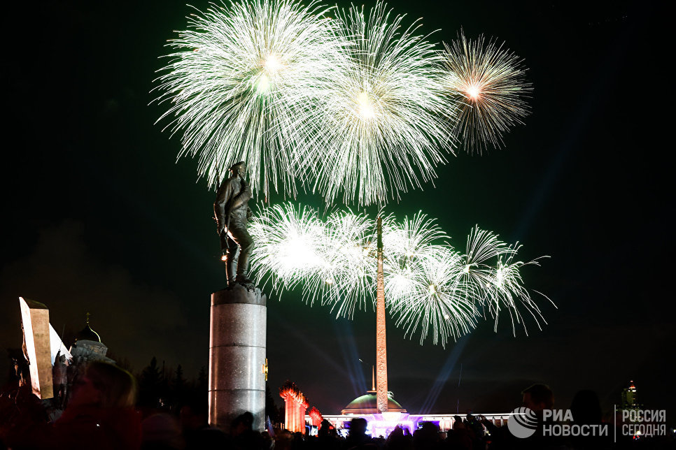 Праздничный салют в честь Дня Победы на Поклонной горе в Москве Праздничный салют в честь Дня Победы на Поклонной горе в Москве