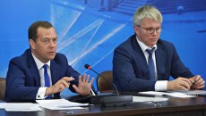 Дмитрий Медведев и Павел Колобков на совещании по подготовке спортивных сборных команд России. 12 мая 2017 Дмитрий Медведев и Павел Колобков на совещании по подготовке спортивных сборных команд России. 12 мая 2017