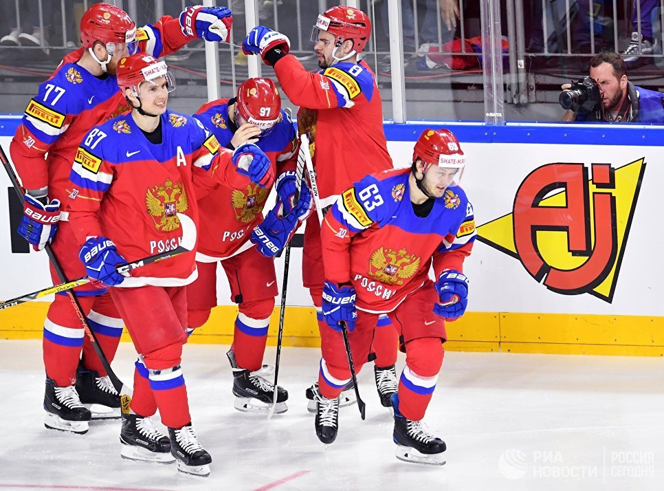 Игроки сборной России радуются заброшенной шайбе в матче группового этапа чемпионата мира по хоккею 2017 между сборными командами России и Словакии
