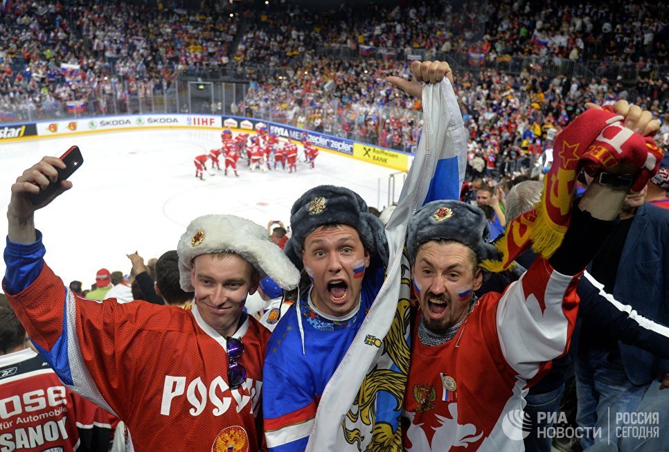 Болельщики сборной России перед началом матча группового этапа чемпионата мира по хоккею 2017 между сборными командами России и Словакии