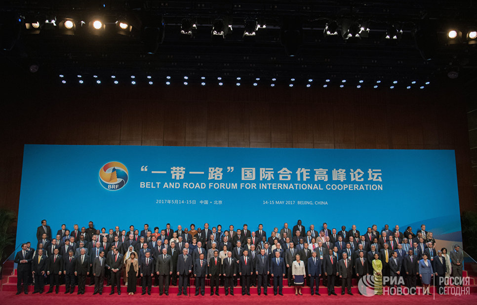 Президент РФ Владимир Путин во время совместного фотографирования на церемонии открытия Международного форума Один пояс, один путь в ходе рабочей поездки в Китай. 14 мая 2017
