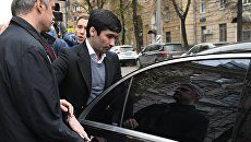 Сын вице-президента Лукойла Руслан Шамсуаров после оглашения приговора у здания Гагаринского суда Москвы. Архивное фото Сын вице-президента Лукойла Руслан Шамсуаров после оглашения приговора у здания Гагаринского суда Москвы. Архивное фото