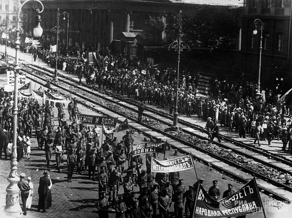 Демонстрация рабочих и солдат под большевистскими лозунгами. Петроград, 18 июня 1917 года Демонстрация рабочих и солдат под большевистскими лозунгами. Петроград, 18 июня 1917 года