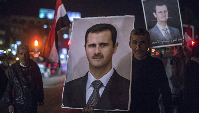 Жители Дамаска с фотографиями президента Сирии Башара Асада. Архивное фото
