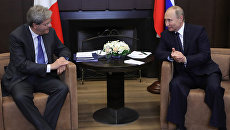 Президент РФ Владимир Путин и председатель Совета министров Италии Паоло Джентилони во время встречи. 17 мая 2017 Президент РФ Владимир Путин и председатель Совета министров Италии Паоло Джентилони во время встречи. 17 мая 2017
