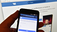 Страница социальной сети Вконтакте на экране смартфона Страница социальной сети Вконтакте на экране смартфона