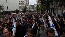 Протестующие во время 24-часовой забастовки в Афинах. 17 мая 2017 Протестующие во время 24-часовой забастовки в Афинах. 17 мая 2017