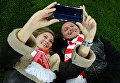 Болельщики фотографируются на игровом поле после окончания матча 29-го тура чемпионата России по футболу среди клубов Премьер-лиги между командами ФК Спартак (Москва) и ФК Терек (Грозный) Болельщики фотографируются на игровом поле после окончания матча 29-го тура чемпионата России по футболу среди клубов Премьер-лиги между командами ФК Спартак (Москва) и ФК Терек (Грозный)