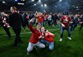 Болельщики Спартака фотографируются на игровом поле после окончания матча 29-го тура чемпионата России по футболу среди клубов Премьер-лиги между командами ФК Спартак (Москва) и ФК Терек (Грозный) Болельщики Спартака фотографируются на игровом поле после окончания матча 29-го тура чемпионата России по футболу среди клубов Премьер-лиги между командами ФК Спартак (Москва) и ФК Терек (Грозный)