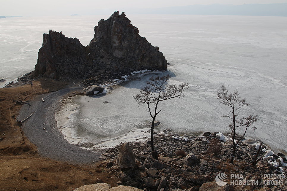 Скала шаманка на ольхоне фото