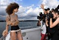 Модель позирует фотографам после показа коллекции Dyspnea на неделе моды в Австралии Модель позирует фотографам после показа коллекции Dyspnea на неделе моды в Австралии