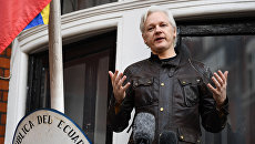 Сооснователь WikiLeaks Джулиан Ассанж на балконе посольства Эквадора в Лондоне. 19 мая 2017 Сооснователь WikiLeaks Джулиан Ассанж на балконе посольства Эквадора в Лондоне. 19 мая 2017