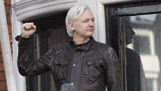 Сооснователь WikiLeaks Джулиан Ассанж на балконе здания посольства Эквадора в Лондоне. 19 мая 2017 Сооснователь WikiLeaks Джулиан Ассанж на балконе здания посольства Эквадора в Лондоне. 19 мая 2017