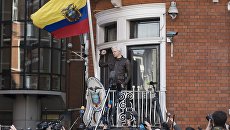 Сооснователь WikiLeaks Джулиан Ассанж на балконе здания посольства Эквадора в Лондоне. Архивное фото Сооснователь WikiLeaks Джулиан Ассанж на балконе здания посольства Эквадора в Лондоне. Архивное фото