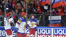 Игроки сборной России радуются заброшенной шайбе в полуфинальном матче чемпионата мира по хоккею 2017 Игроки сборной России радуются заброшенной шайбе в полуфинальном матче чемпионата мира по хоккею 2017