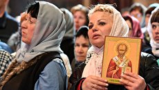 Поклонение верующих мощам святителя Николая Чудотворца в Храме Христа Спасителя Поклонение верующих мощам святителя Николая Чудотворца в Храме Христа Спасителя