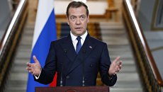 Председатель правительства РФ Дмитрий Медведев во время встречи в генеральном консульстве РФ в Стамбуле с представителями российских СМИ. 22 мая 2017 Председатель правительства РФ Дмитрий Медведев во время встречи в генеральном консульстве РФ в Стамбуле с представителями российских СМИ. 22 мая 2017