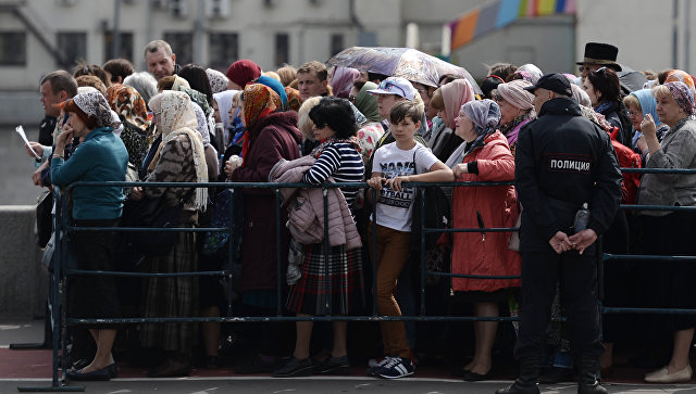 Верующие стоят в очереди к храму Христа Спасителя, где находится ковчег с мощами святителя Николая Чудотворца. 23 мая 2017 Верующие стоят в очереди к храму Христа Спасителя, где находится ковчег с мощами святителя Николая Чудотворца. 23 мая 2017