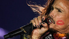 Солист американской группы Aerosmith Стивен Тайлер во время концерта в спорткомплексе Олимпийский в Москве Солист американской группы Aerosmith Стивен Тайлер во время концерта в спорткомплексе Олимпийский в Москве