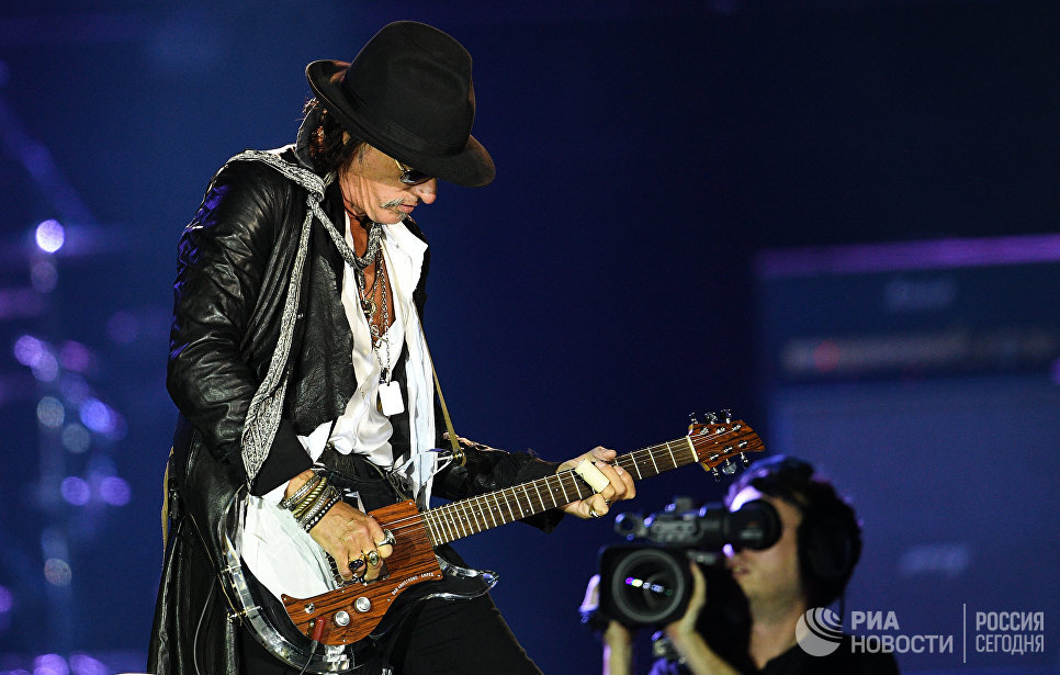 Гитарист американской группы Aerosmith Джо Перри во время концерта в спорткомплексе Олимпийский в Москве Гитарист американской группы Aerosmith Джо Перри во время концерта в спорткомплексе Олимпийский в Москве