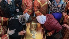Верующие поклоняются ковчегу с мощами святителя Николая Чудотворца в храме Христа Спасителя в Москве. Архивное фото Верующие поклоняются ковчегу с мощами святителя Николая Чудотворца в храме Христа Спасителя в Москве. Архивное фото