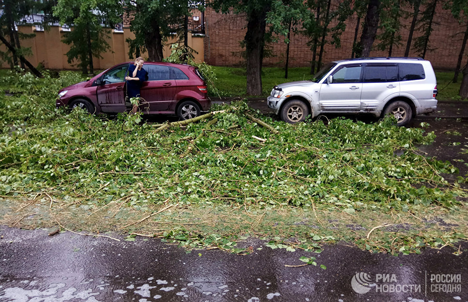 Автомобили, пострадавшие в результате урагана в Москве