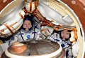 Проверка скафандров и корабля перед возвращением на Землю космонавта Олега Новицкого и Тома Песке Проверка скафандров и корабля перед возвращением на Землю космонавта Олега Новицкого и Тома Песке