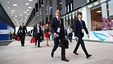 Посетители международного экономического форума. Архивное фото Посетители международного экономического форума. Архивное фото