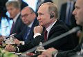 Президент РФ Владимир Путин во время встречи с представителями мировых информационных агентств. 1 июня 2017 Президент РФ Владимир Путин во время встречи с представителями мировых информационных агентств. 1 июня 2017