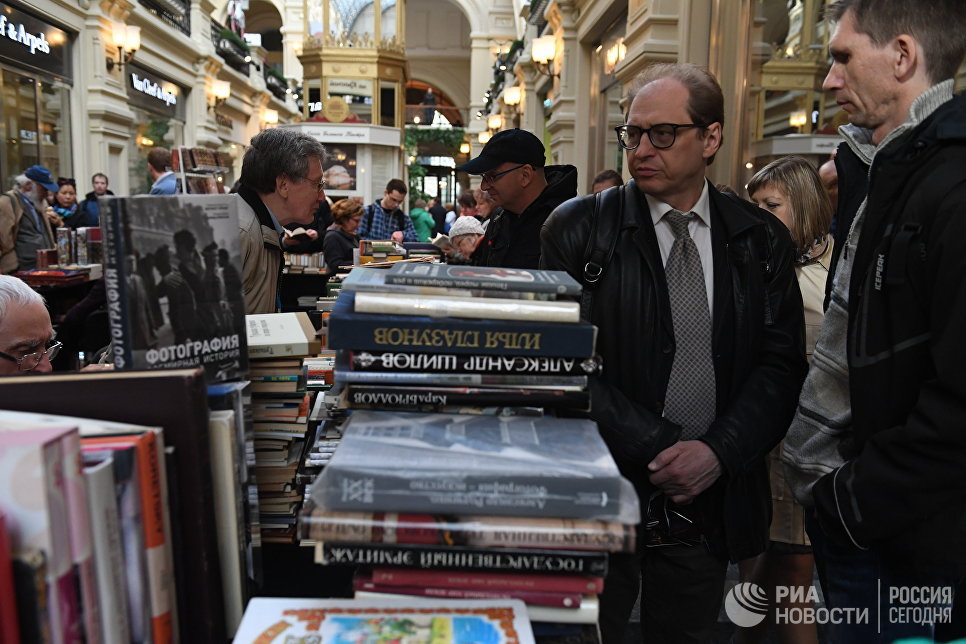 Посетители на книжном фестивале Красная площадь в Москве Посетители на книжном фестивале Красная площадь в Москве