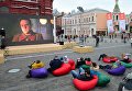 Посетители на книжном фестивале Красная площадь в Москве Посетители на книжном фестивале Красная площадь в Москве