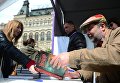 Писатель Сергей Лукьяненко на книжном фестивале Красная площадь в Москве Писатель Сергей Лукьяненко на книжном фестивале Красная площадь в Москве