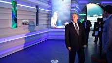 9 июня 2017. Президент РФ Владимир Путин осматривает павильон РФ на международной специализированной выставке Астана ЭКСПО 2017. Архивное фото 9 июня 2017. Президент РФ Владимир Путин осматривает павильон РФ на международной специализированной выставке Астана ЭКСПО 2017. Архивное фото