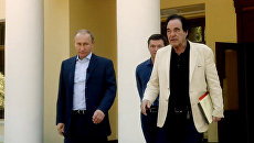 Президент РФ Владимир Путин и американский кинорежиссер Оливер Стоун во время интервью Президент РФ Владимир Путин и американский кинорежиссер Оливер Стоун во время интервью