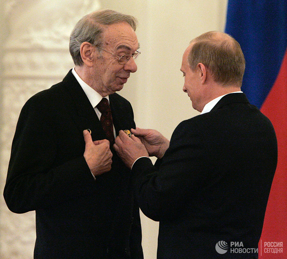 Артист кино, кинорежиссер Алексей Баталов и президент России Владимир Путин на церемонии вручения Государственных премий в Кремле Артист кино, кинорежиссер Алексей Баталов и президент России Владимир Путин на церемонии вручения Государственных премий в Кремле