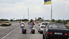 Автомобили на пункте пропуска Джанкой на границе России и Украины. Архивное фото Автомобили на пункте пропуска Джанкой на границе России и Украины. Архивное фото