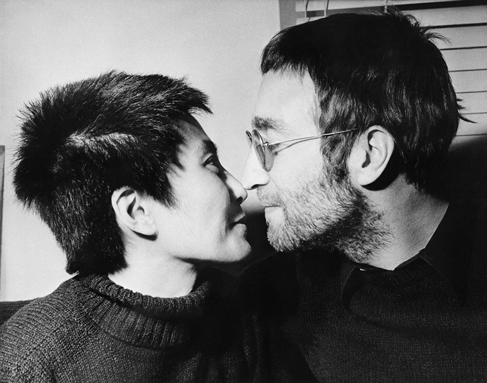 Джон Леннон с женой Йоко Оно во время интервью в Лондоне, 9 февраля 1970 Джон Леннон с женой Йоко Оно во время интервью в Лондоне, 9 февраля 1970