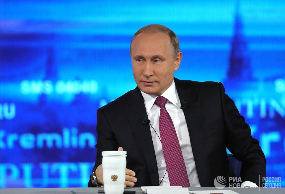 Президент РФ Владимир Путин во время ежегодной Прямой линии. 15 июня 2017 Президент РФ Владимир Путин во время ежегодной Прямой линии. 15 июня 2017