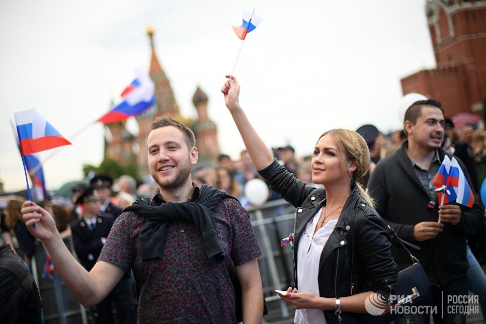 Зрители во время праздничного концерта, посвященного Дню России, на Красной площади Зрители во время праздничного концерта, посвященного Дню России, на Красной площади