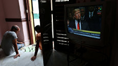 Трансляция выступления президента США Дональда Трампа о политике в отношении Кубы в одном из домов в Гаване. 16 июня 2017 Трансляция выступления президента США Дональда Трампа о политике в отношении Кубы в одном из домов в Гаване. 16 июня 2017