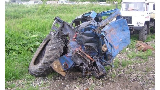 В Пензенской области отчаянный тракторист взял поезд на таран