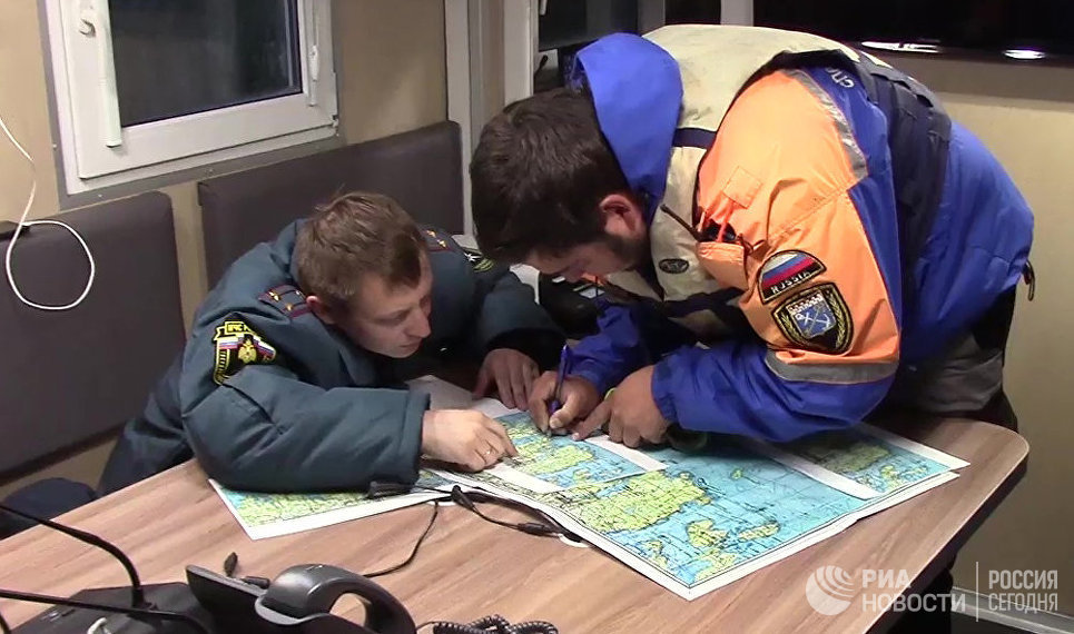 Сотрудники МЧС проводят поисковые работы на Ладожском озере, где перевернулась лодка с подростками