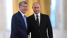 Президент РФ Владимир Путин и президент Киргизии Алмазбек Атамбаев. Архивное фото Президент РФ Владимир Путин и президент Киргизии Алмазбек Атамбаев. Архивное фото